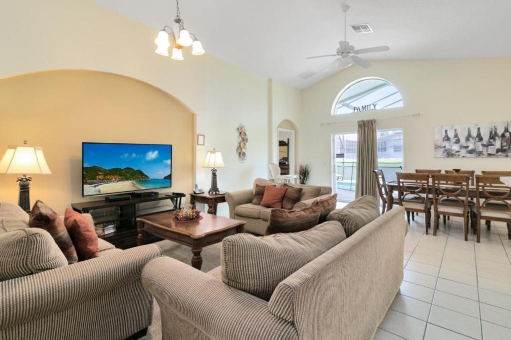 Villa Gated 4 Bed With Pool And Close To