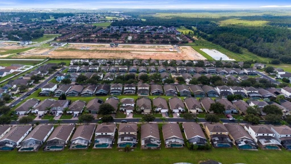 Villa Gated 4 Bed With Pool And Close To Davenport