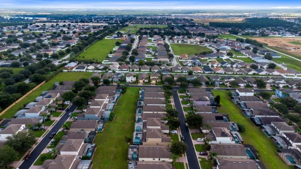 Villa Gated 4 Bed With Pool And Close To Davenport